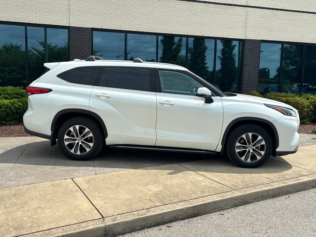Used 2021 Toyota Highlander XLE AWD/4WD image 3