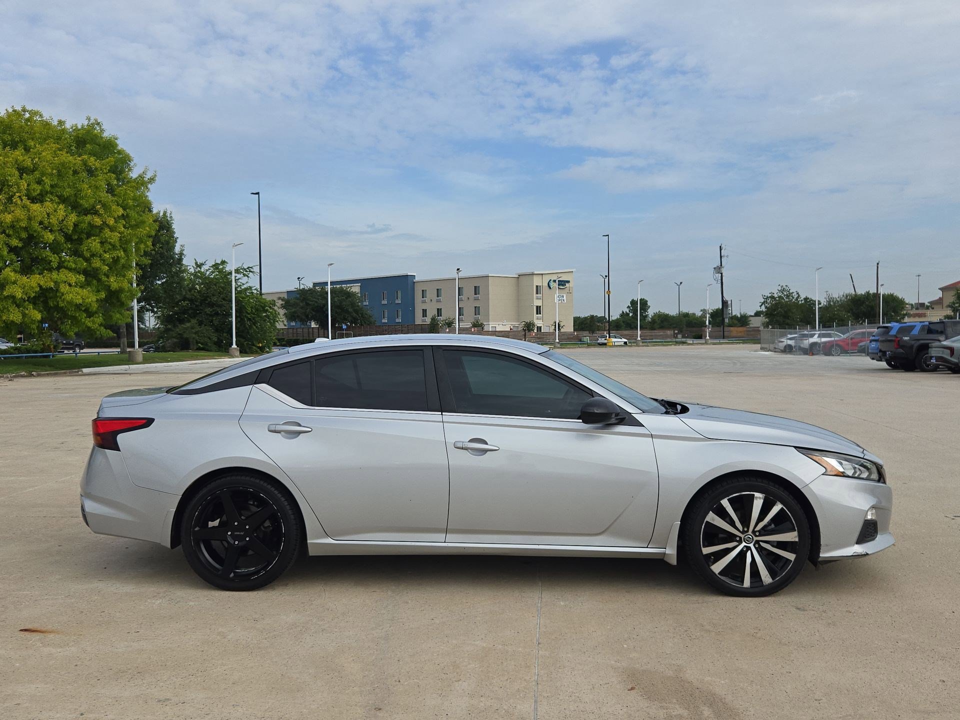Used 2020 Nissan Altima 2.5 SR FWD image 2