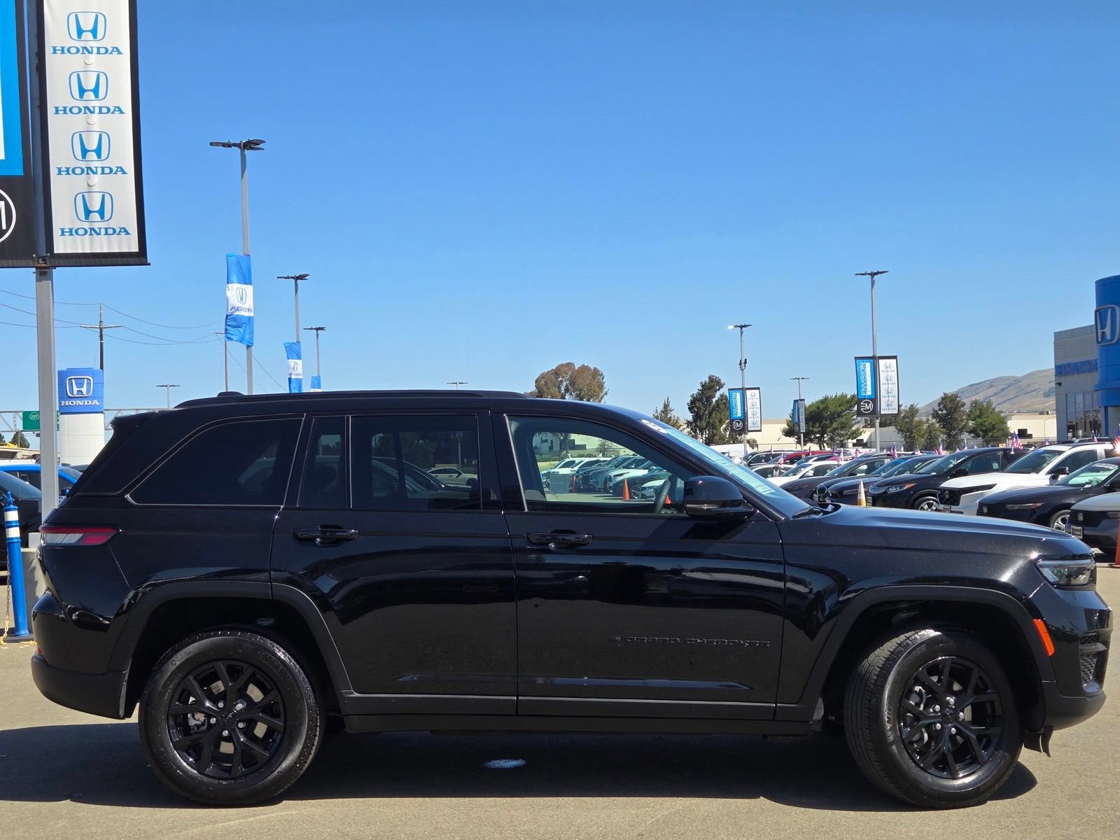 Used 2025 Jeep Grand Cherokee Altitude AWD/4WD image 8