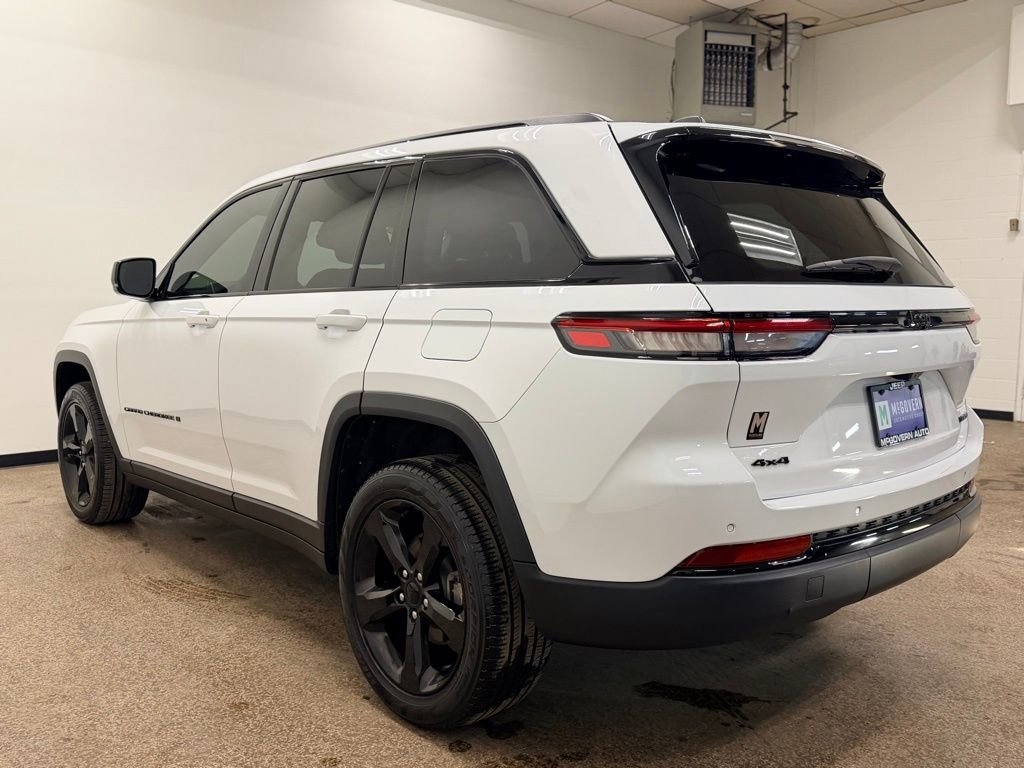 Used 2023 Jeep Grand Cherokee Limited w/ Black Appearance Package image 3