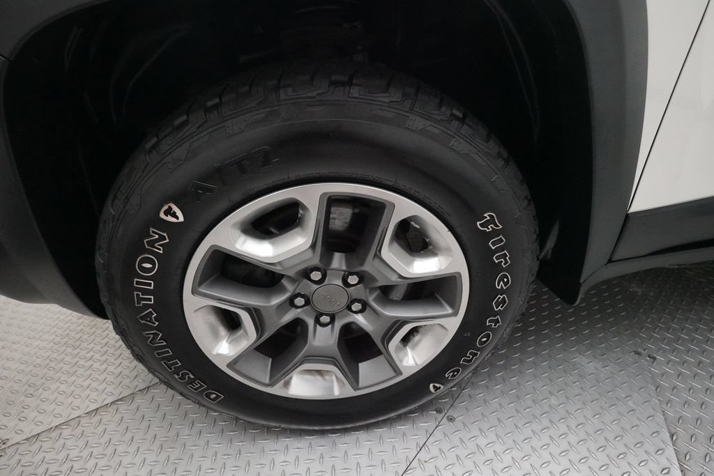 Used 2019 Jeep Cherokee Trailhawk w/ Comfort/Convenience Group AWD/4WD image 27