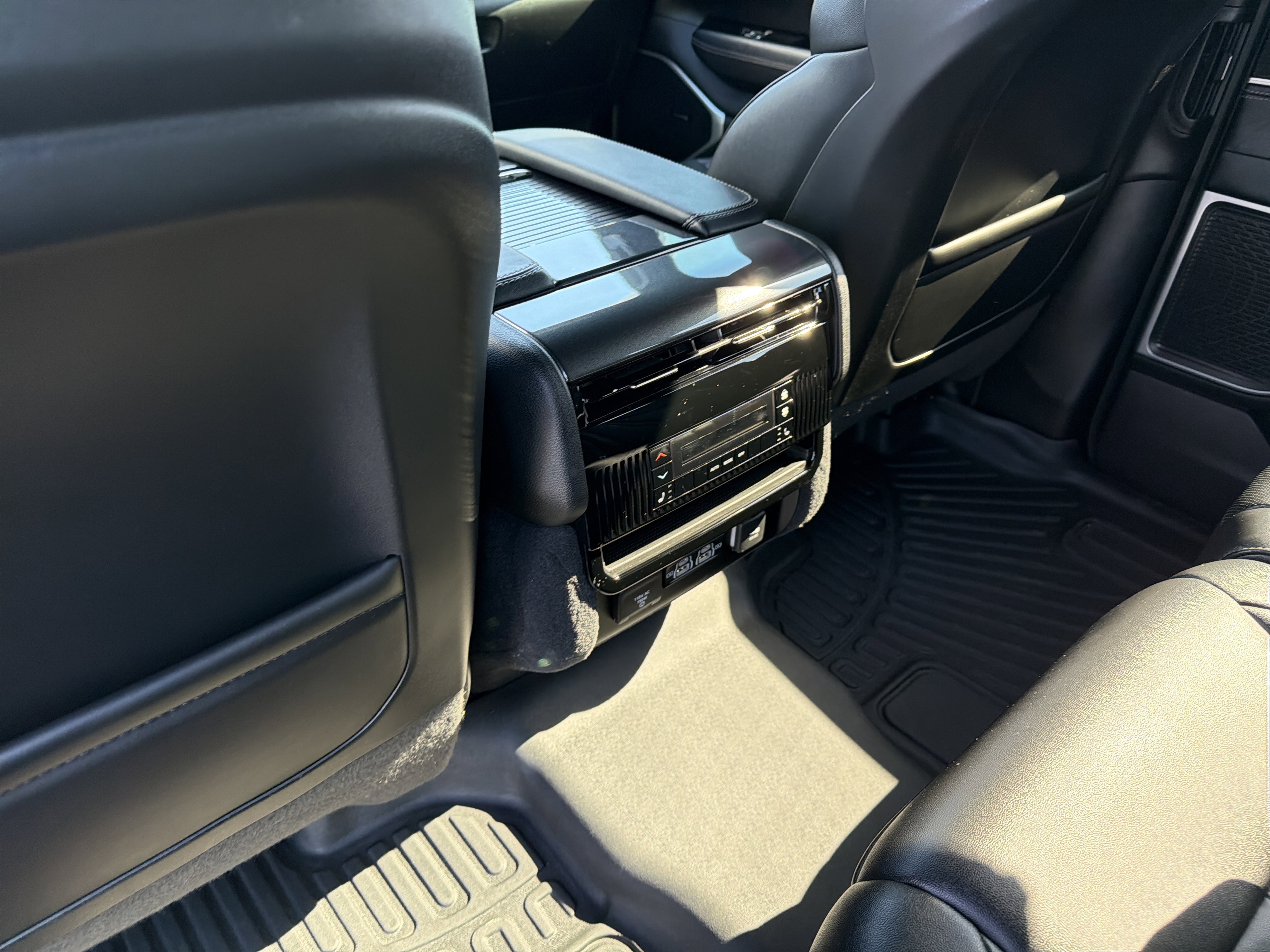 Used 2024 Jeep Wagoneer 4WD w/ Premium Group I image 18