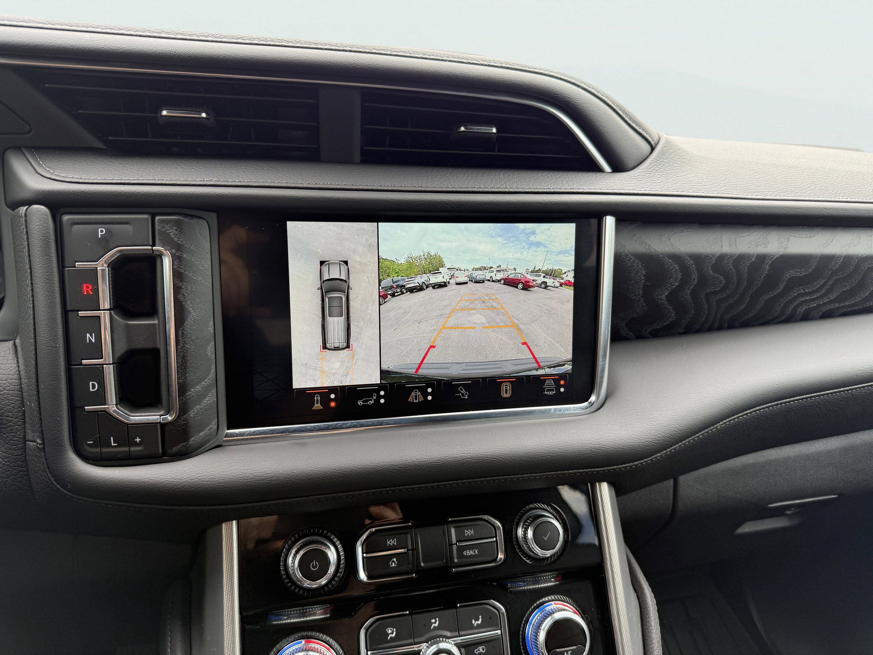 Used 2024 GMC Yukon XL Denali w/ Advanced Technology Package image 4