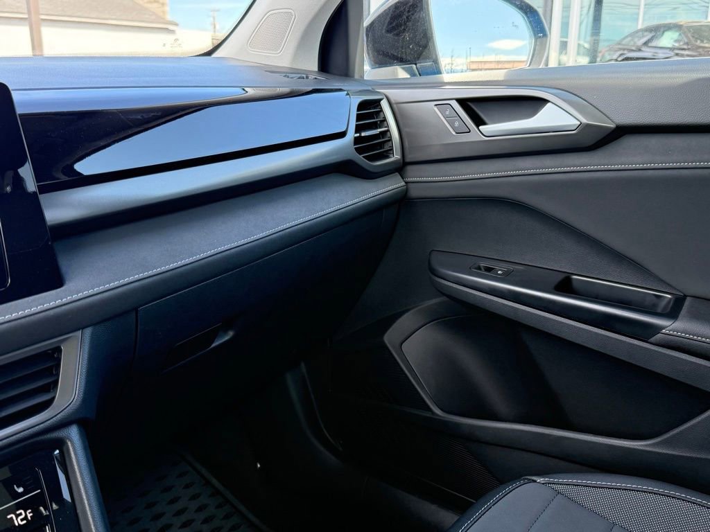 Used 2025 Volkswagen Taos SE image 15