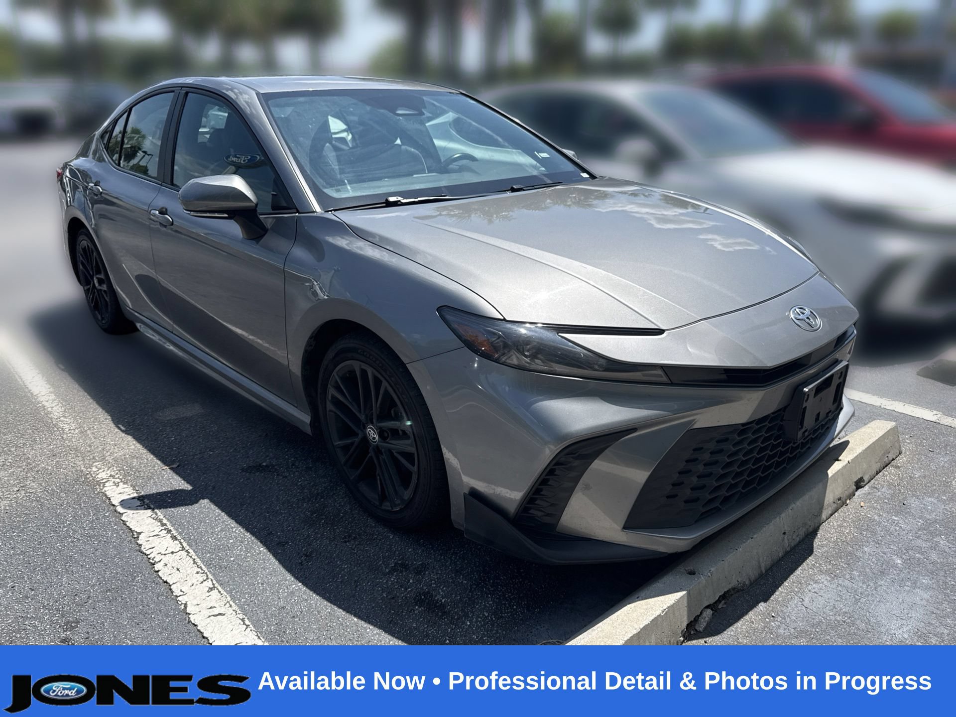 Used 2025 Toyota Camry SE FWD image 1