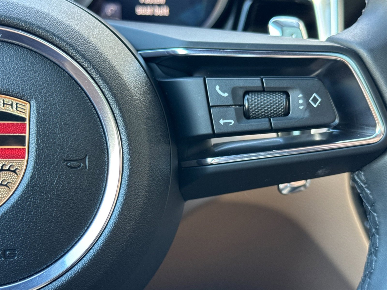 Used 2025 Porsche Macan image 28