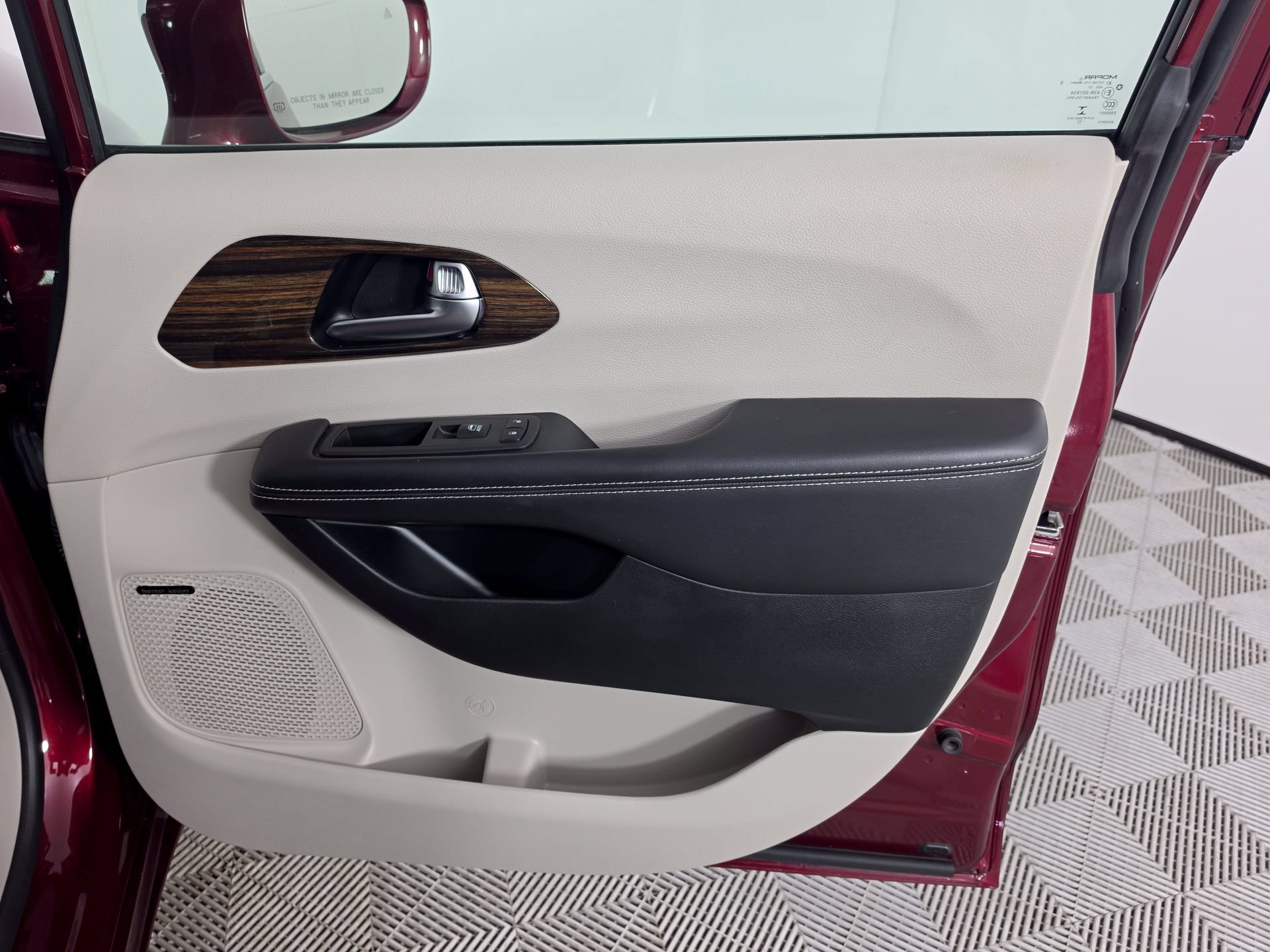 Used 2022 Chrysler Pacifica Limited w/ Uconnect Theater Family Group FWD image 47