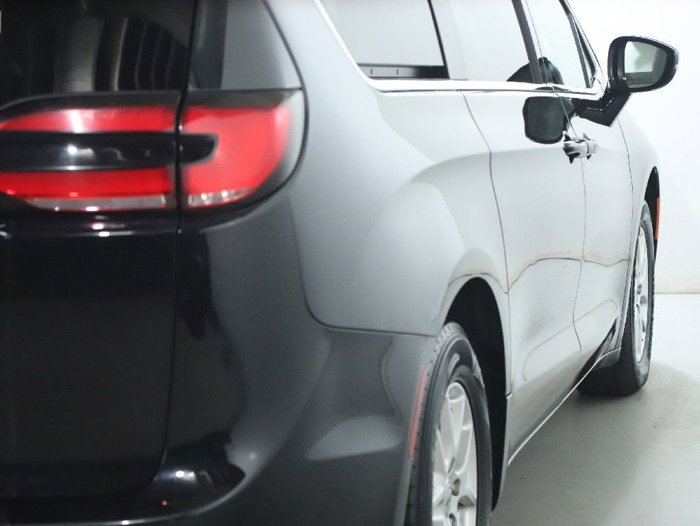 Used 2024 Chrysler Pacifica Touring-L FWD image 43
