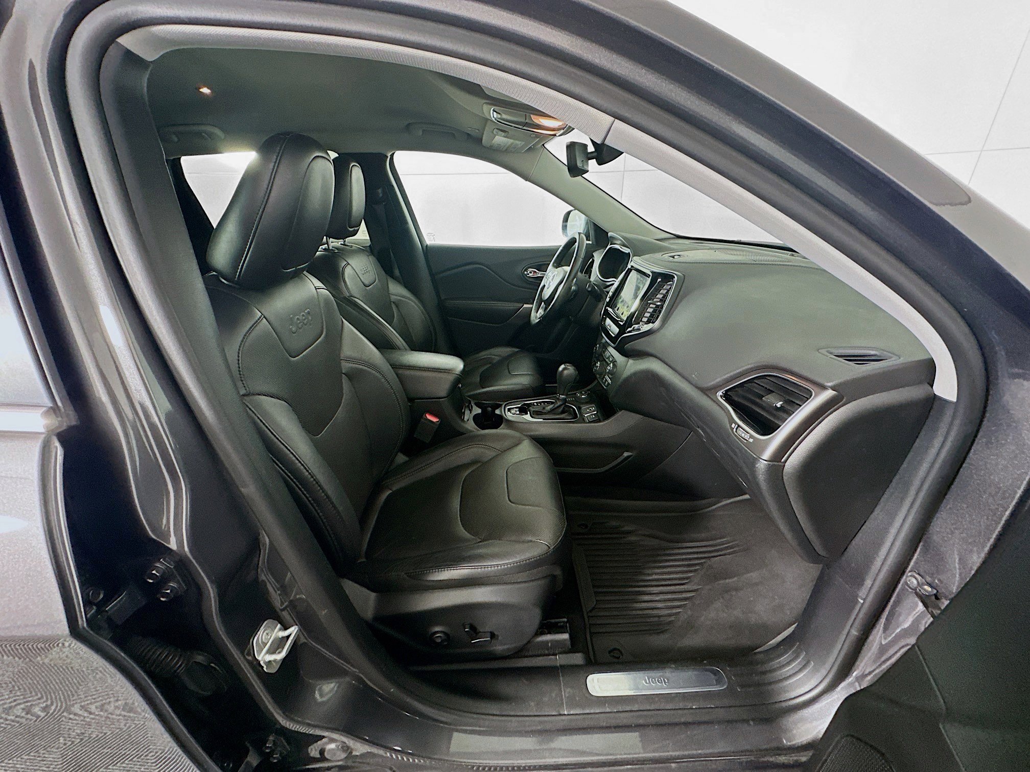 Used 2019 Jeep Cherokee Limited image 32