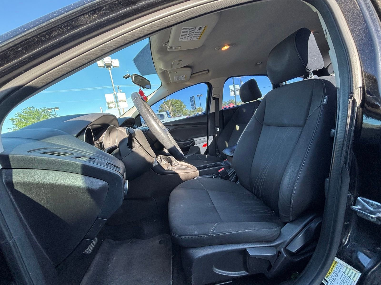 Used 2017 Ford Focus SE w/ Cold Weather Package FWD image 5