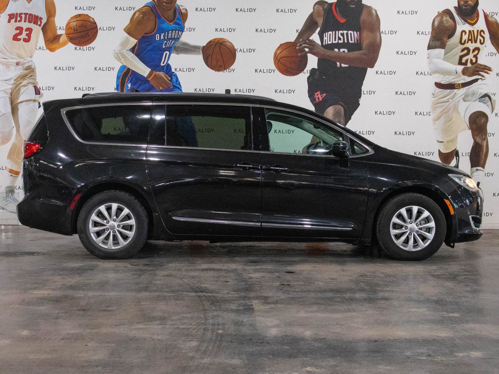 Used 2019 Chrysler Pacifica Touring-L image 17