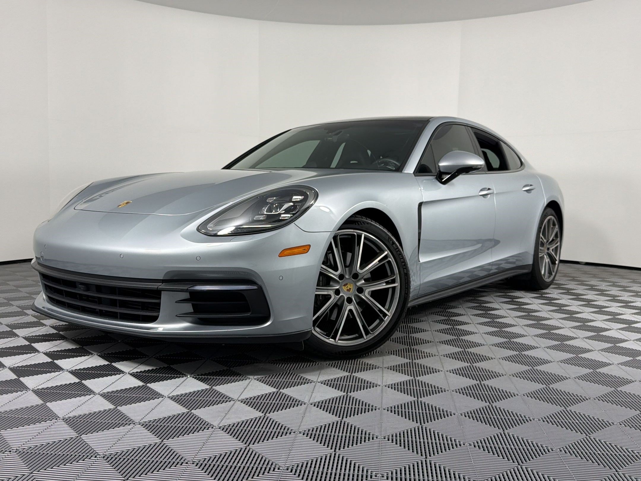 Certified 2019 Porsche Panamera image 1