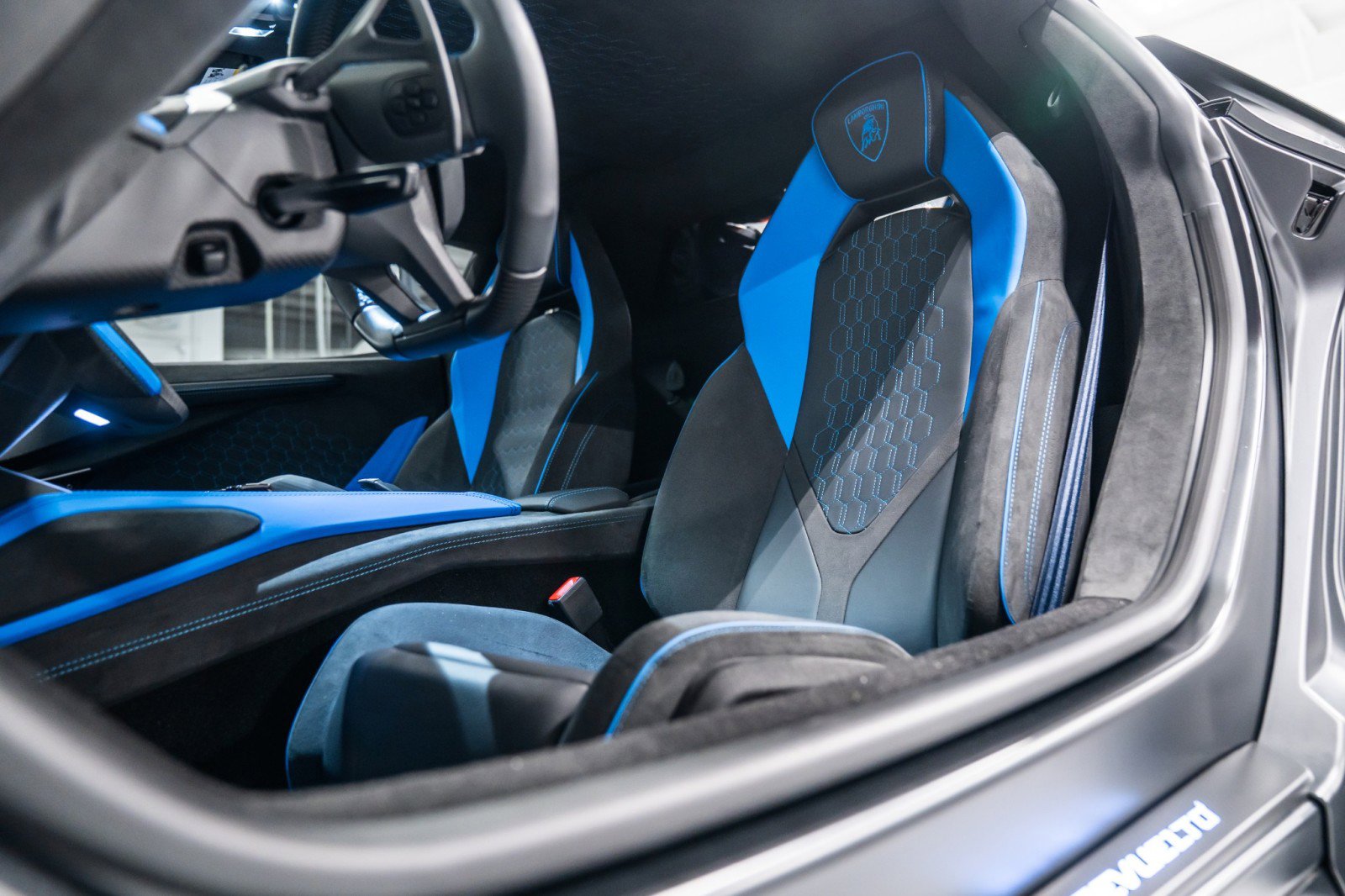 Used 2025 Lamborghini Revuelto image 11