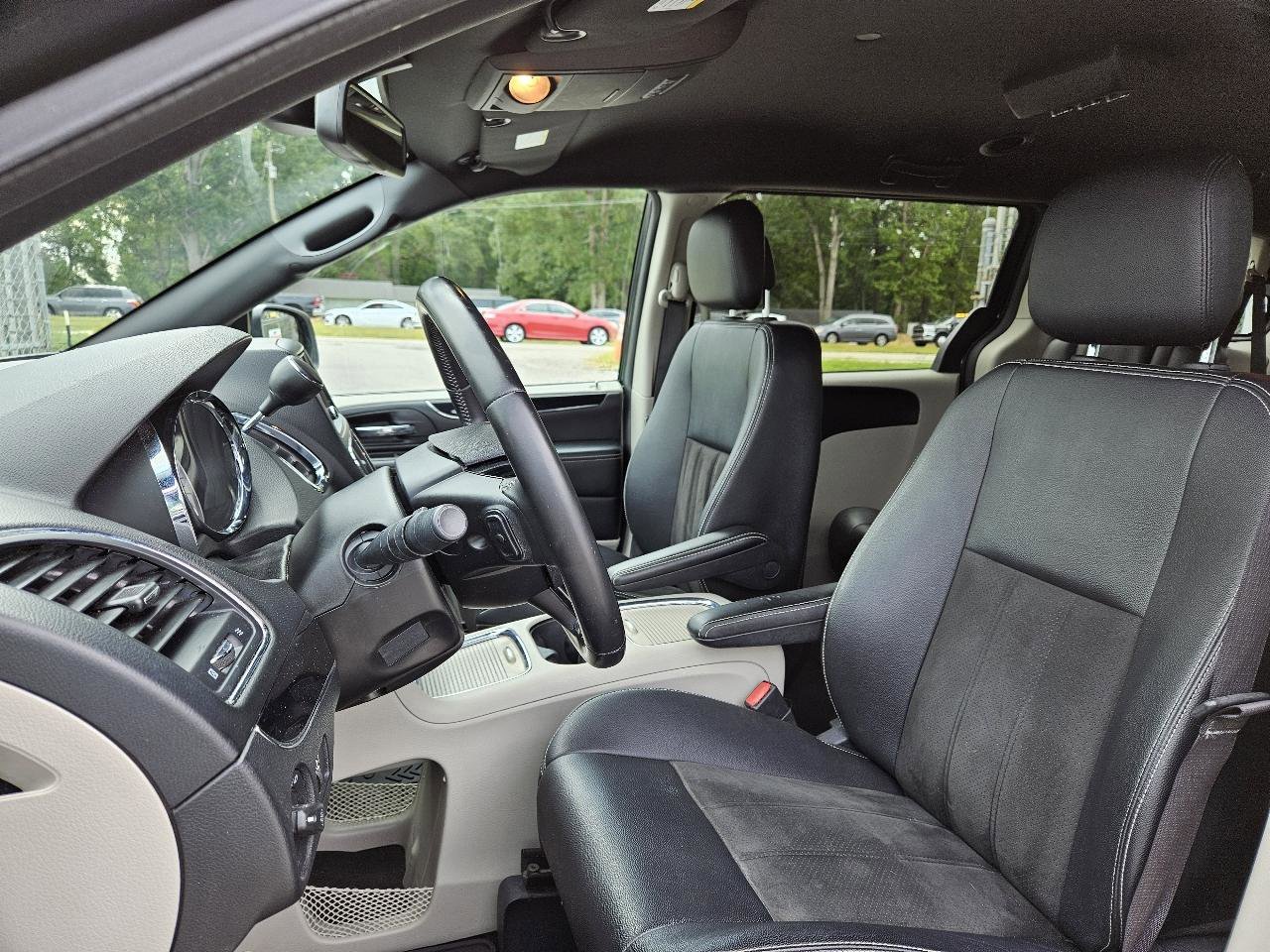 Used 2019 Dodge Grand Caravan SXT image 11