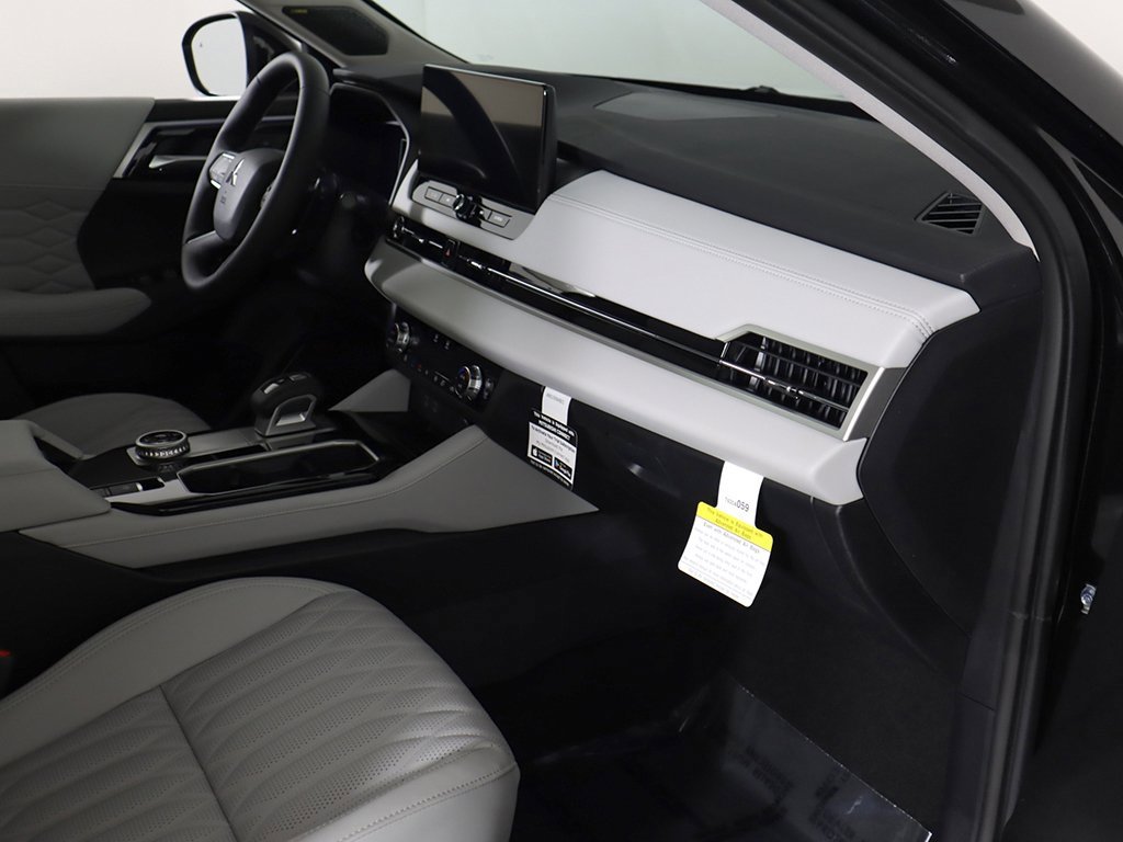 New 2025 Mitsubishi Outlander AWD image 31