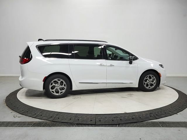 Used 2023 Chrysler Pacifica Limited FWD image 8