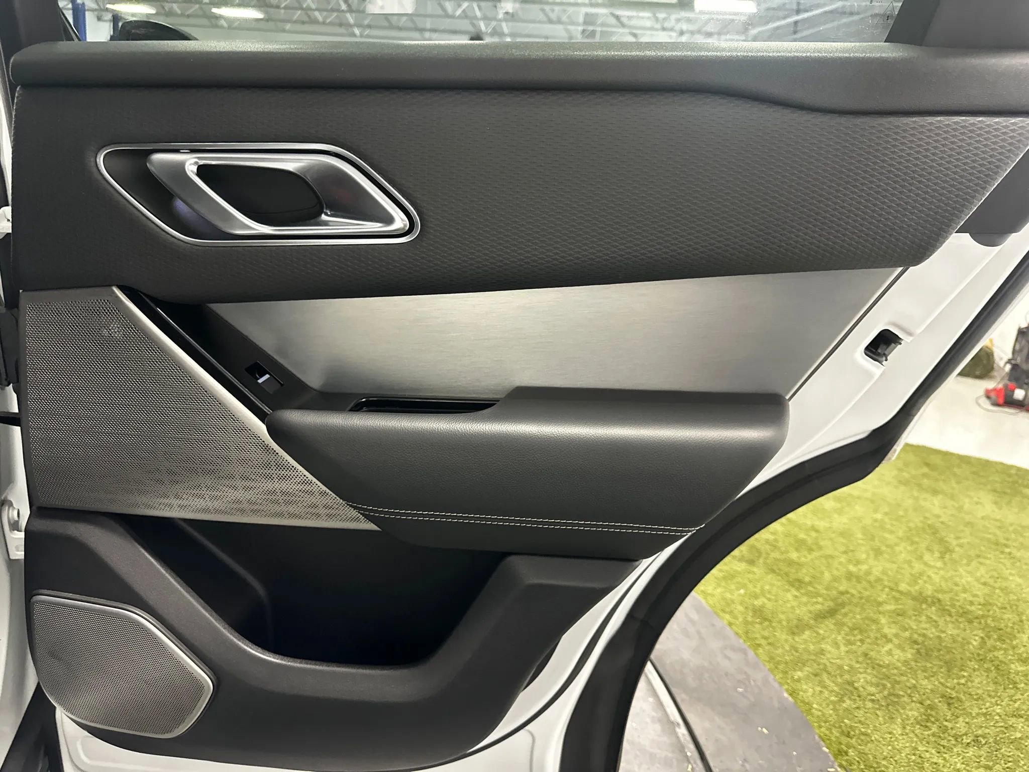 Used 2019 Land Rover Range Rover Velar R-Dynamic SE image 22