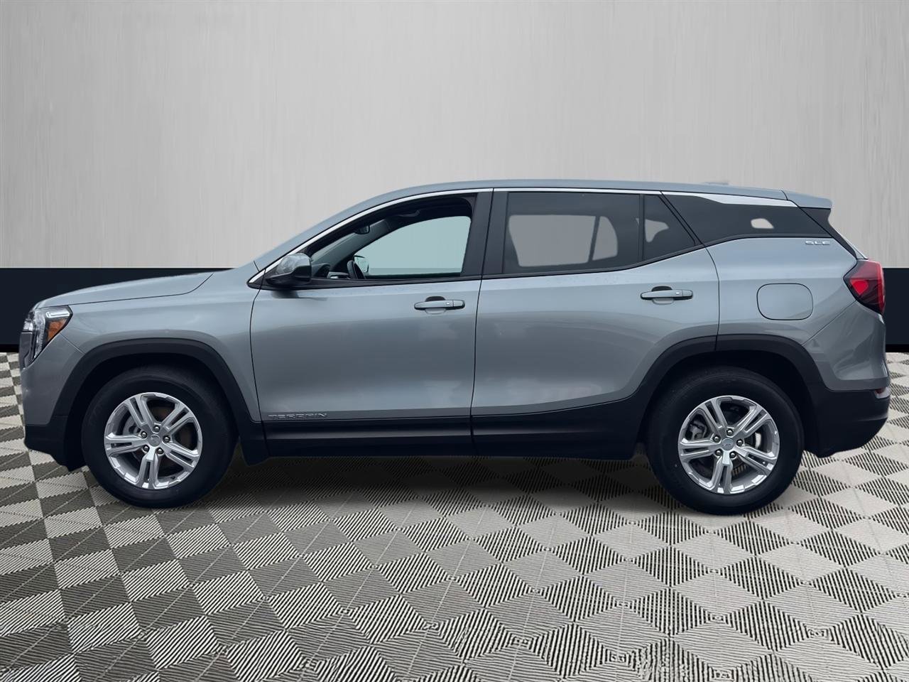 Used 2024 GMC Terrain SLE FWD image 3