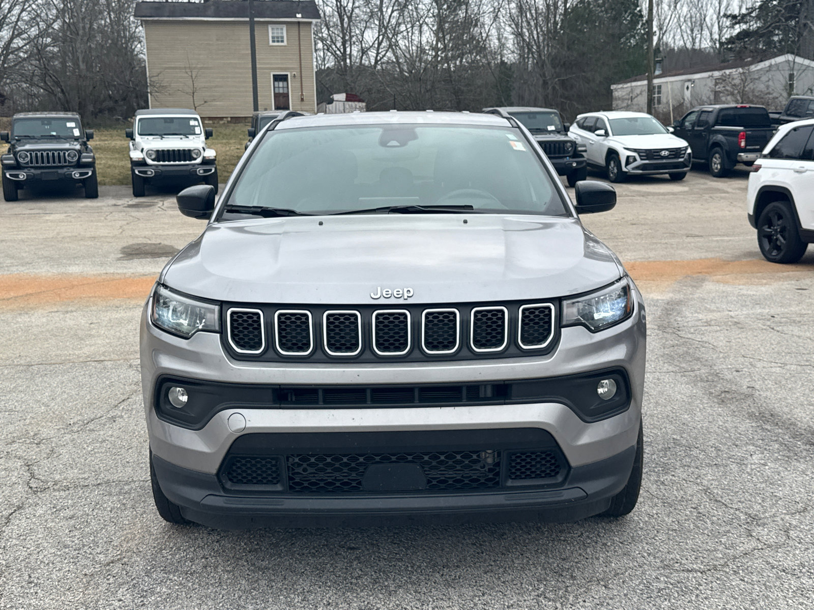 Used 2023 Jeep Compass Latitude image 2