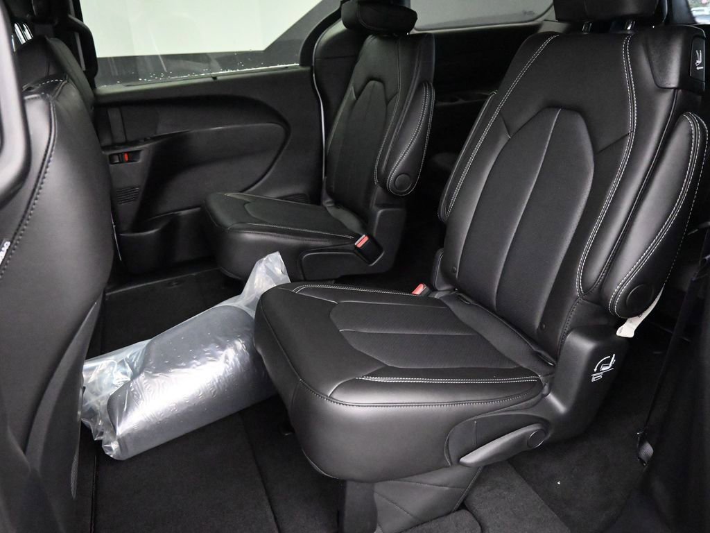New 2026 Chrysler Pacifica Select image 11