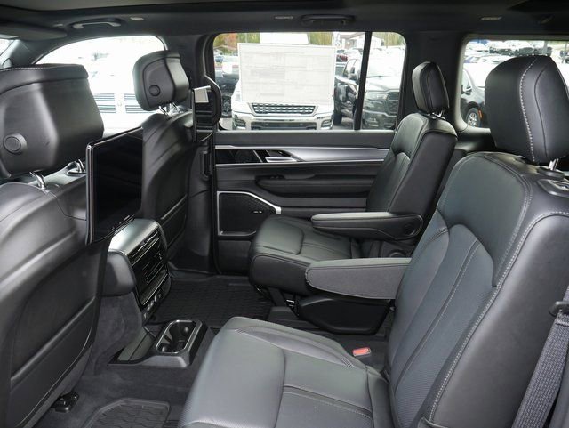 Used 2025 Jeep Wagoneer Series II AWD/4WD image 22