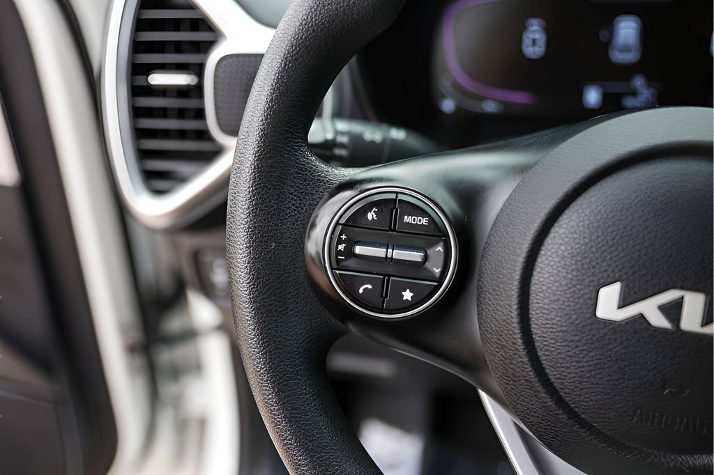 Used 2023 Kia Soul LX w/ LX Technology Package FWD image 17