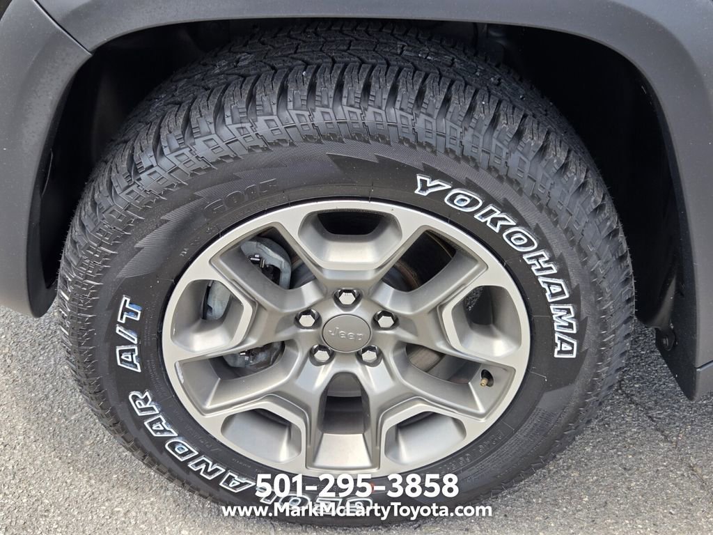 Used 2020 Jeep Cherokee Trailhawk w/ Cold Weather Group AWD/4WD image 17
