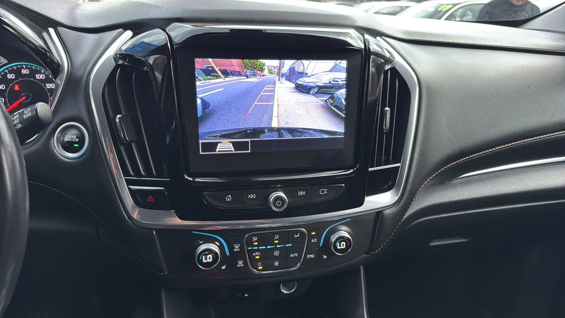 Used 2021 Chevrolet Traverse LT image 29