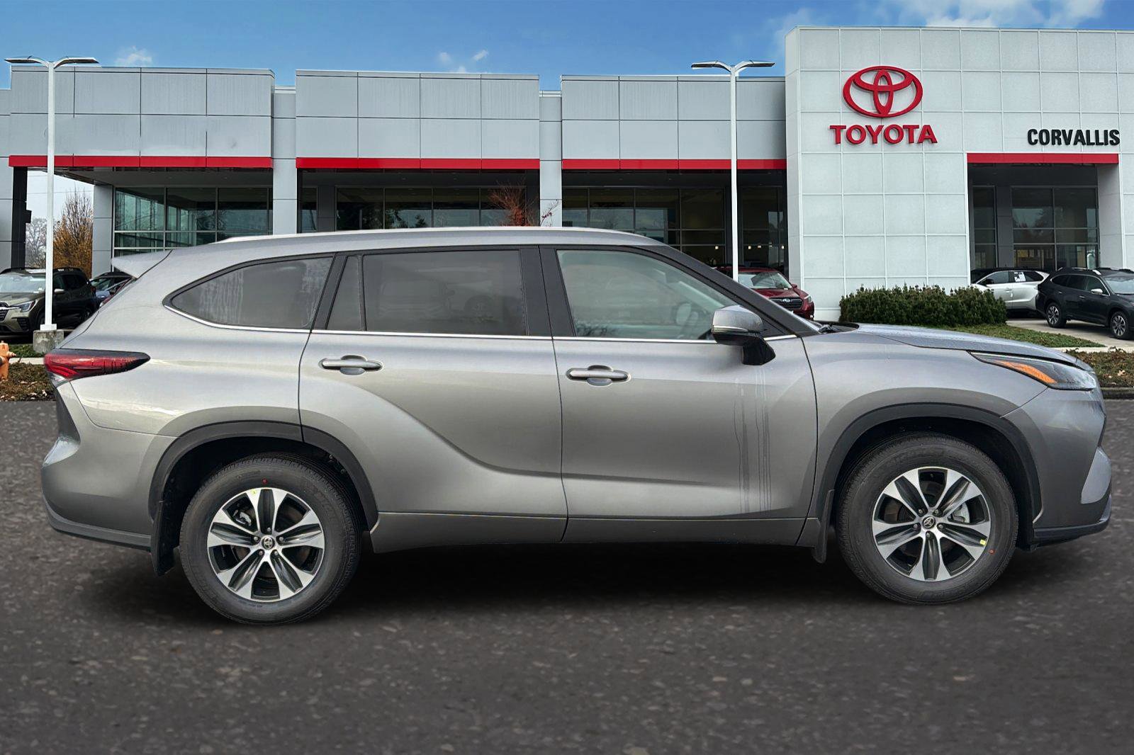 New 2026 Toyota Highlander XLE image 4