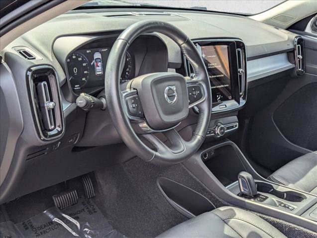 Used 2021 Volvo XC40 T4 Momentum w/ Premium Package FWD image 9