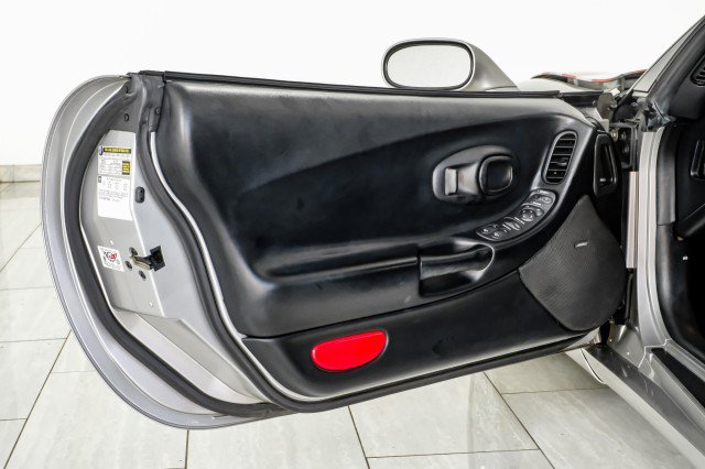Used 2004 Chevrolet Corvette Coupe w/ Preferred Equipment Group RWD image 28