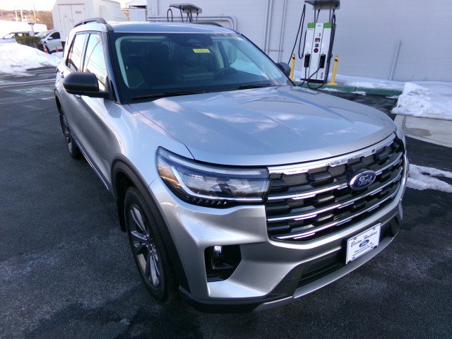 Used 2025 Ford Explorer Active w/ Active Comfort Package image 2