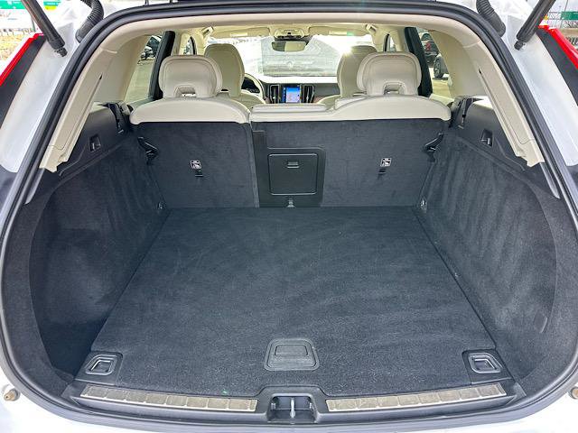 Used 2021 Volvo XC60 T5 Momentum w/ Premium Package image 13