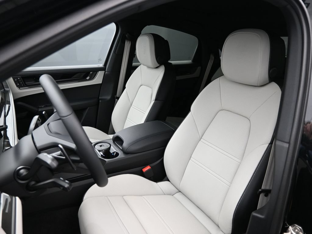 Certified 2026 Porsche Cayenne Coupe AWD/4WD image 5