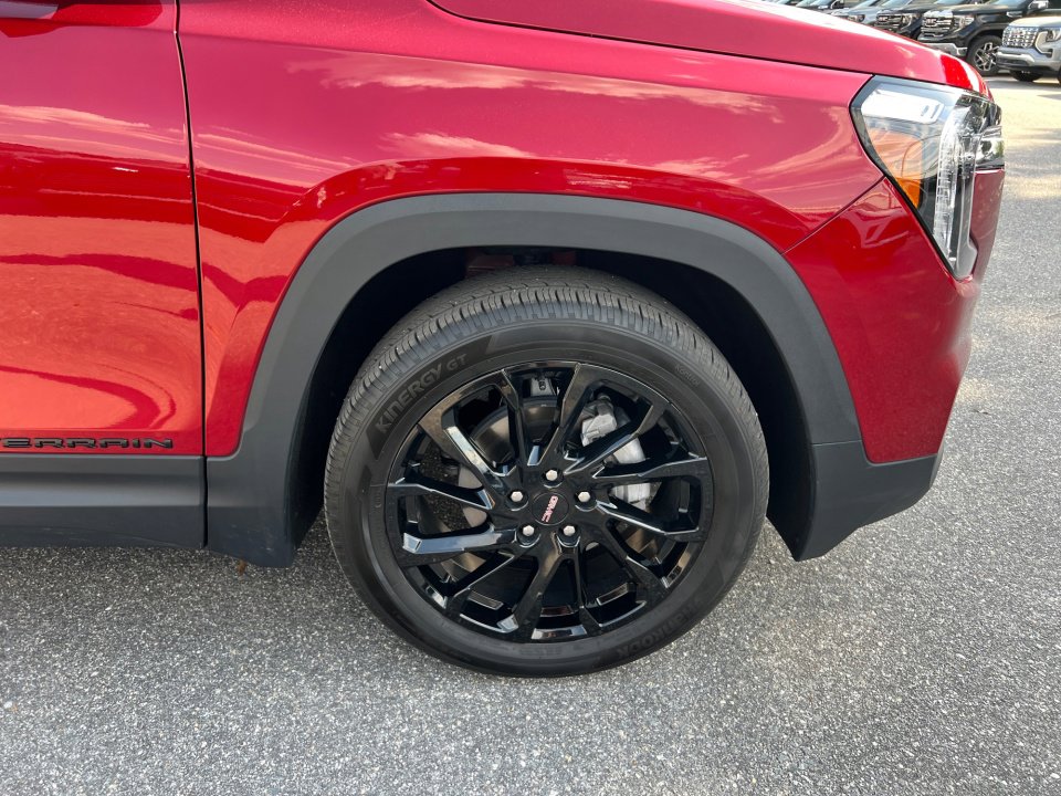 Used 2024 GMC Terrain SLE w/ Driver Convenience Package FWD image 25
