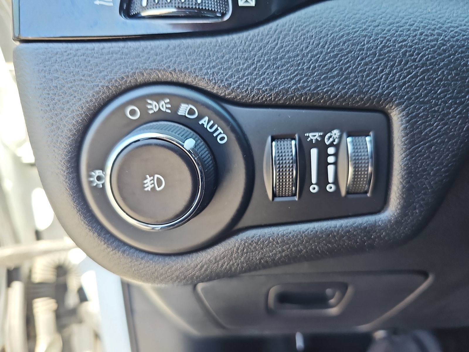 Used 2019 Jeep Cherokee Latitude Plus FWD image 29