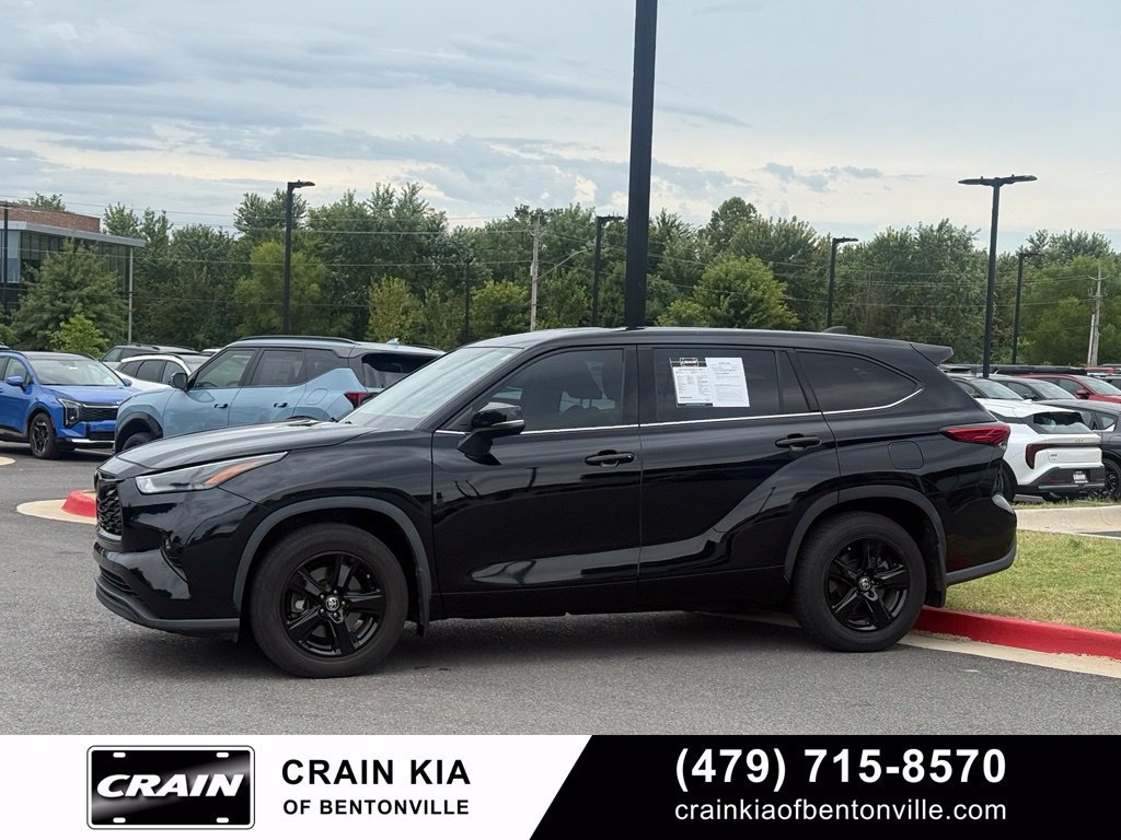 Used 2022 Toyota Highlander LE AWD/4WD image 4