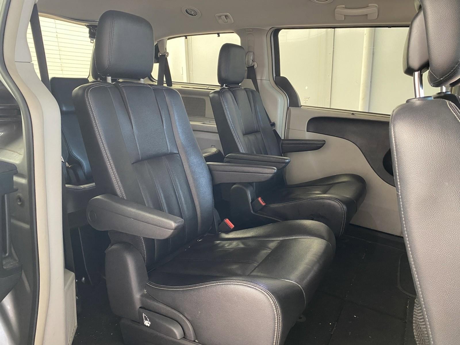 Used 2014 Chrysler Town & Country Touring image 11