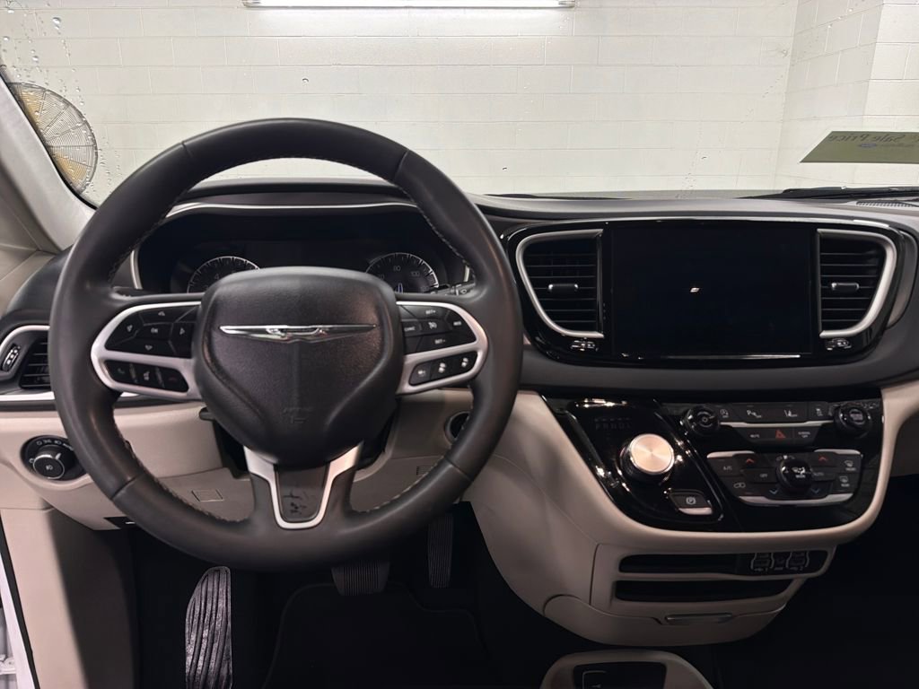 Used 2024 Chrysler Pacifica Touring-L image 7