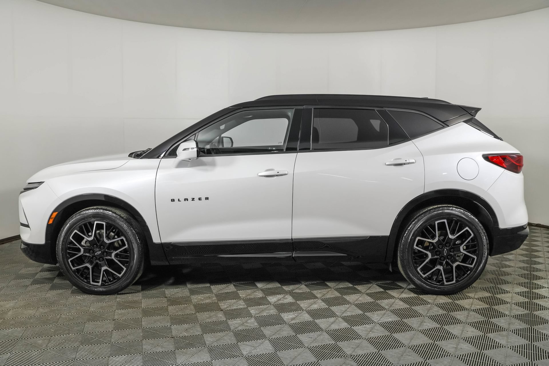 Used 2023 Chevrolet Blazer RS w/ Driver Confidence II Package AWD/4WD image 24