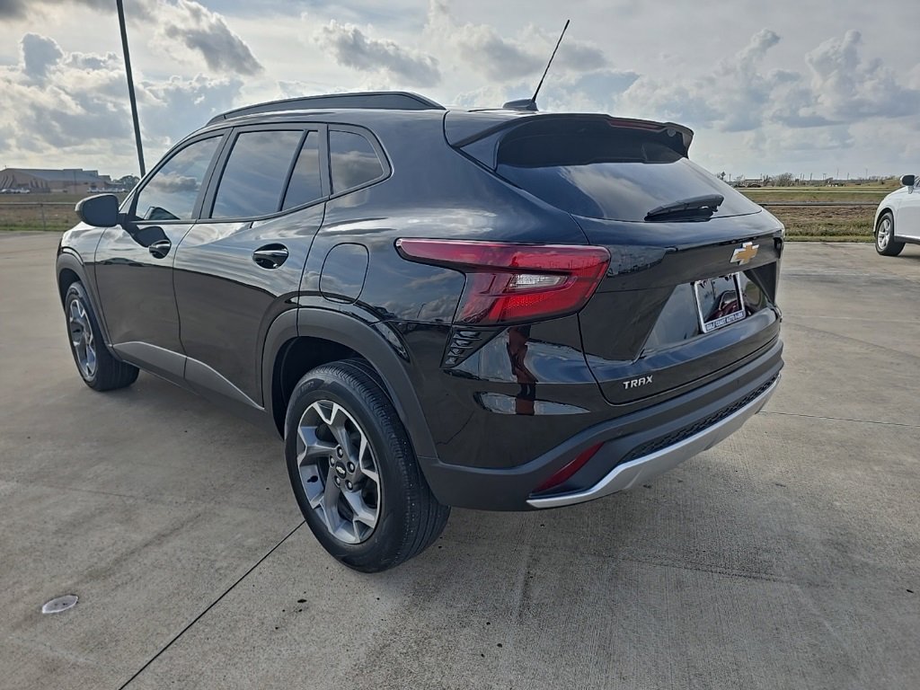 Used 2024 Chevrolet Trax LT w/ Driver Confidence Package image 7