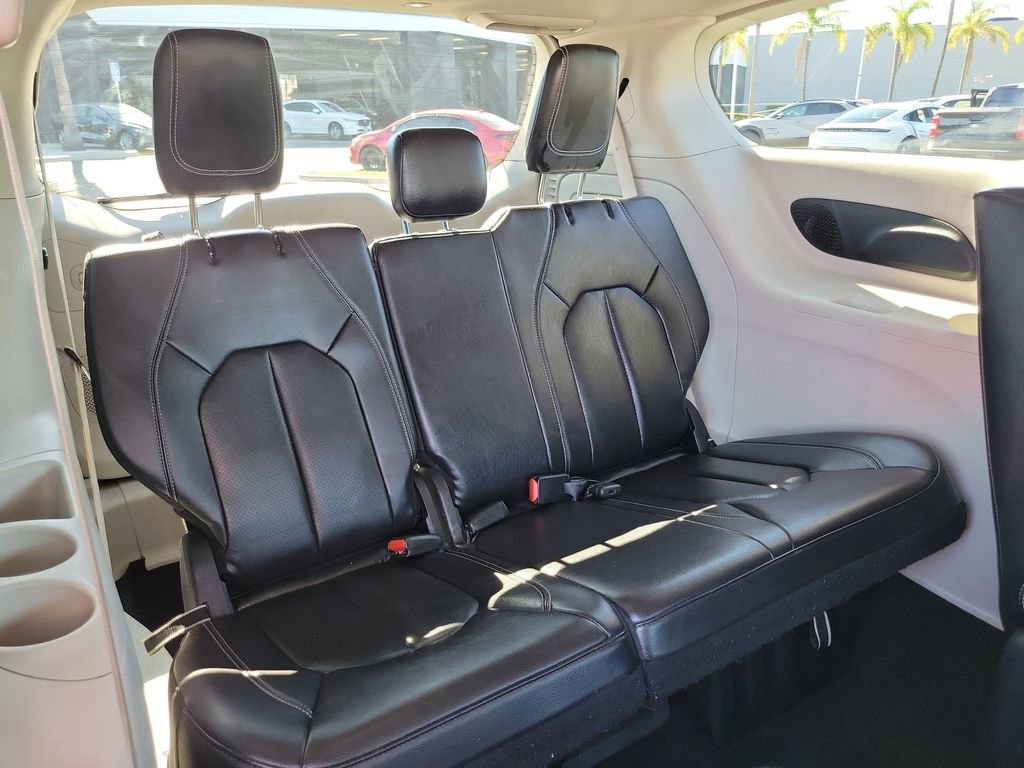 Used 2022 Chrysler Pacifica Touring-L w/ Uconnect Theater Family Group image 27