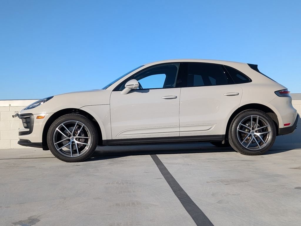 Certified 2022 Porsche Macan image 2