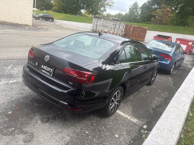 Used 2017 Volkswagen Jetta SE FWD image 4
