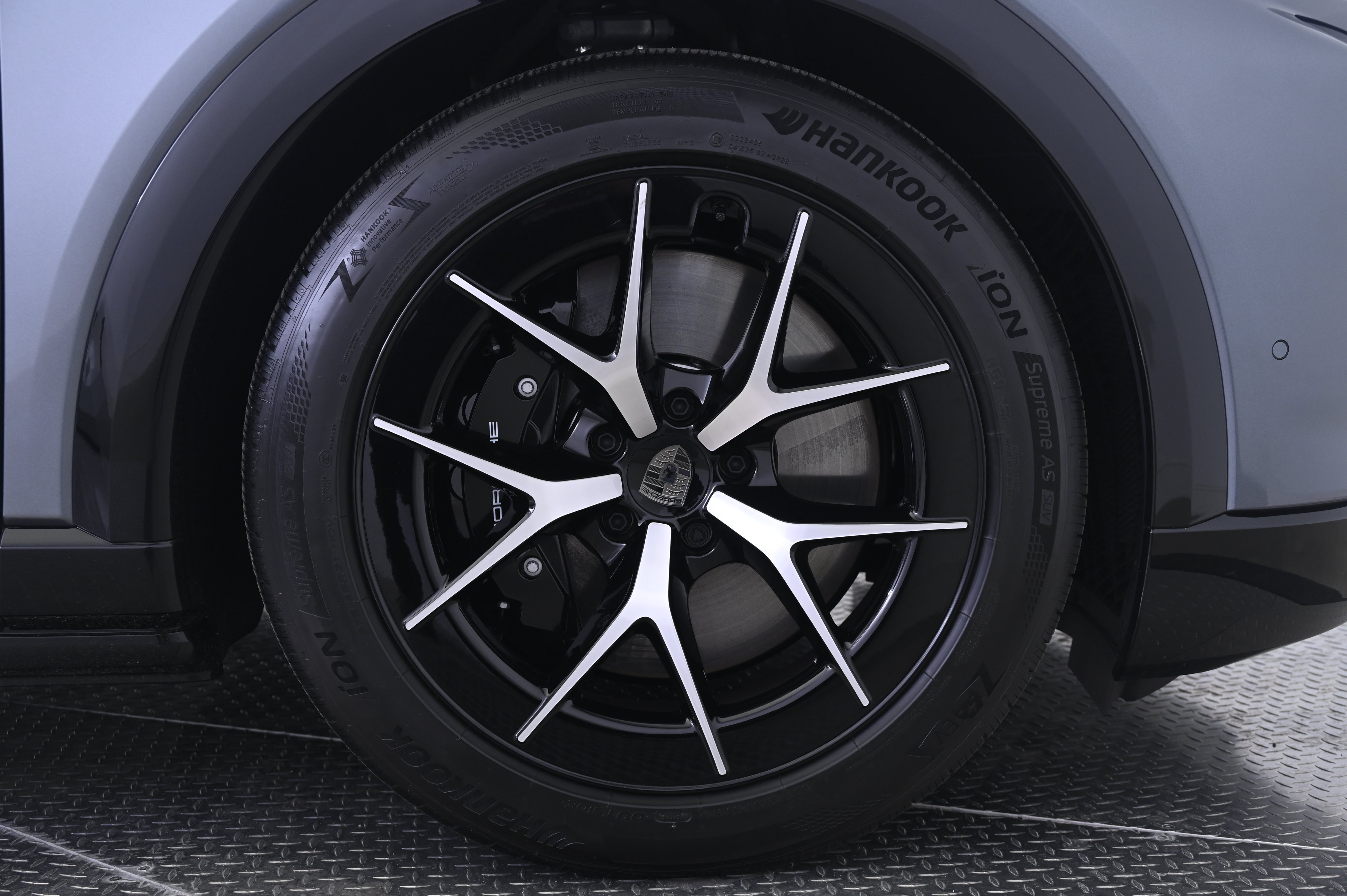 Certified 2026 Porsche Cayenne Turbo AWD/4WD image 14