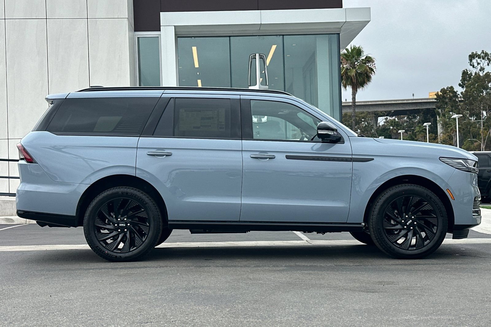 New 2026 Lincoln Navigator Reserve w/ Jet Appearance Package AWD/4WD image 2