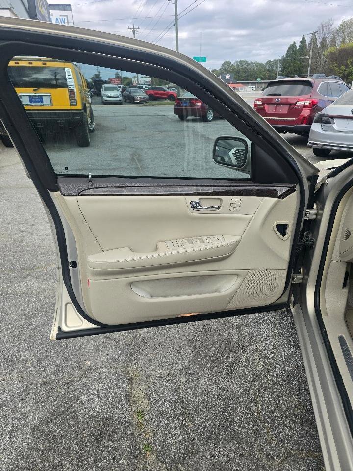 Used 2008 Cadillac DTS Luxury II w/ Trunk Convenience Package FWD image 11