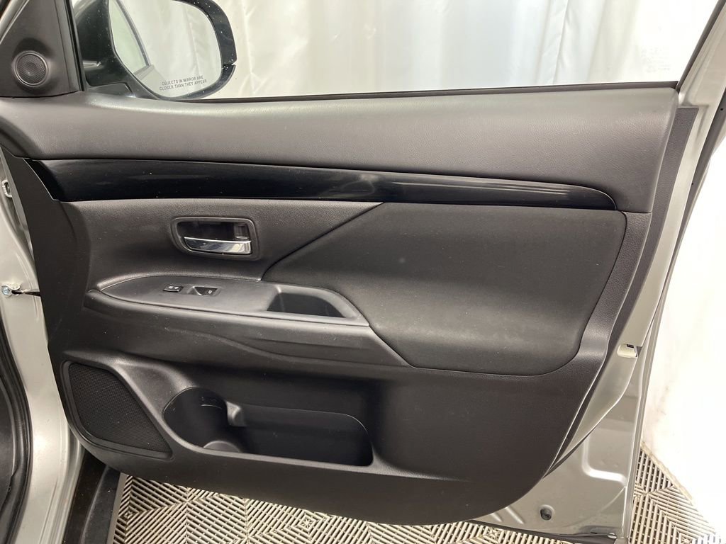 Used 2020 Mitsubishi Outlander ES image 27