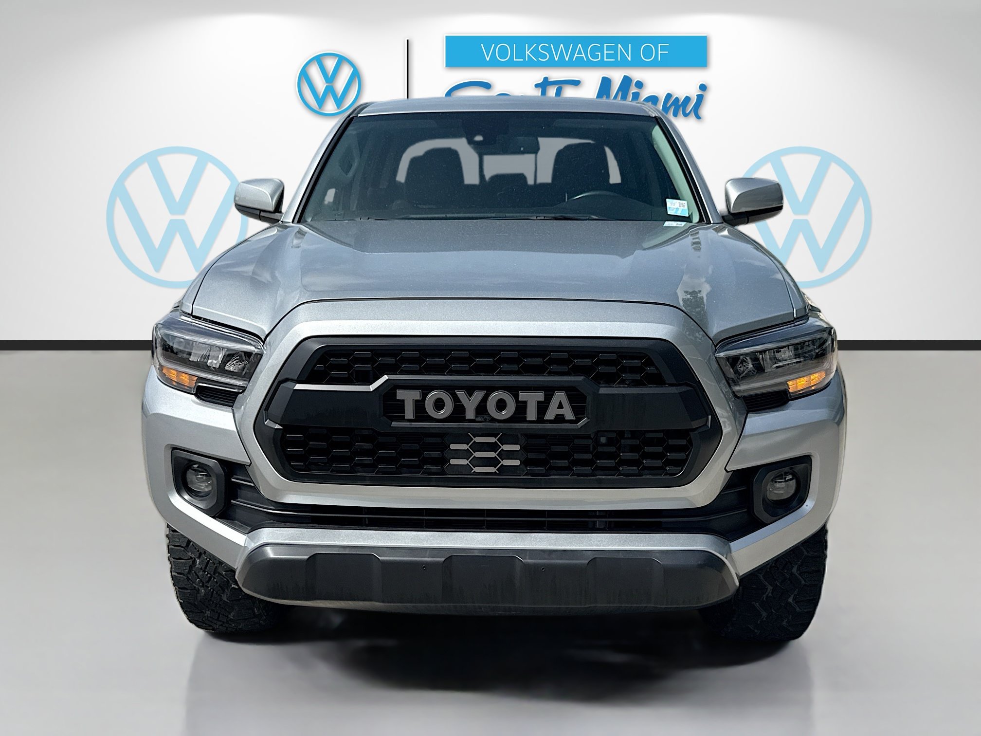 Used 2023 Toyota Tacoma SR5 RWD image 2