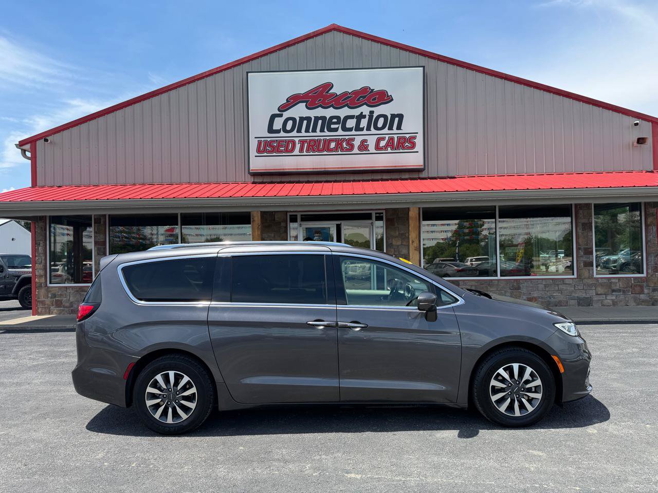 Used 2021 Chrysler Pacifica Touring-L FWD image 3